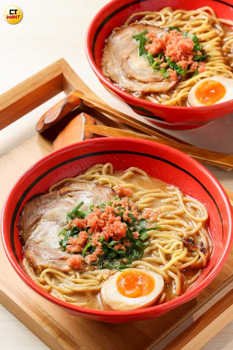北海道えびそば一幻的「甜蝦鹽味」拉麵(前)、「甜蝦醬油」拉麵。(各270元,圖/林士傑攝)