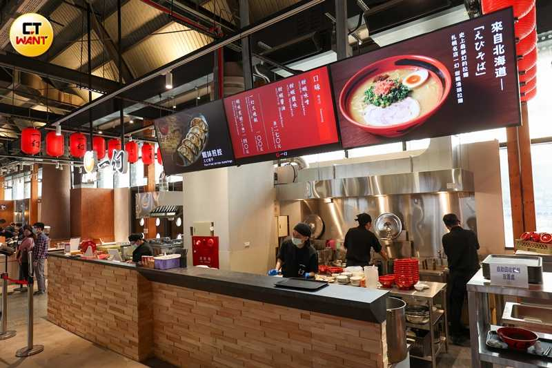 「北海道えびそば一幻」在高雄開設南台灣首間正式店點,進駐海港旁也呼應了品牌以甜蝦熬湯的特色。(圖/林士傑攝)