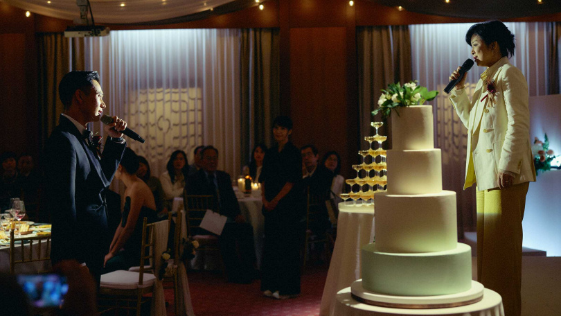 劉冠廷（左）情緒潰堤、與劇中母親楊貴媚（右）對唱〈玫瑰人生〉的一場戲成為全片最大哭點。（圖／水花電影提供）