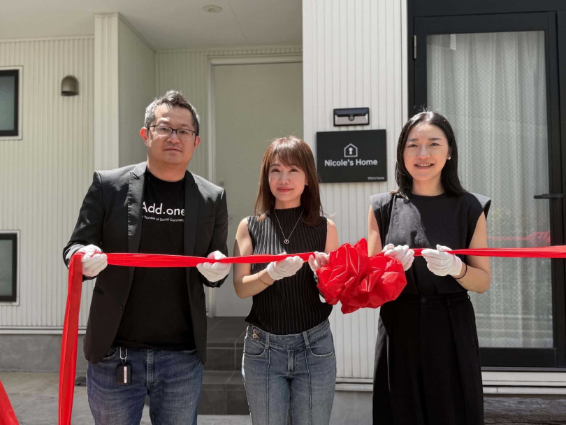 今年六月「Nicole's Home」開幕,蕭彤雯(中)與WHO’s HOME創辦人呂元鐘(左)及日日居床墊創辦人Zoe(右)共同剪綵。(圖/蕭彤雯提供)