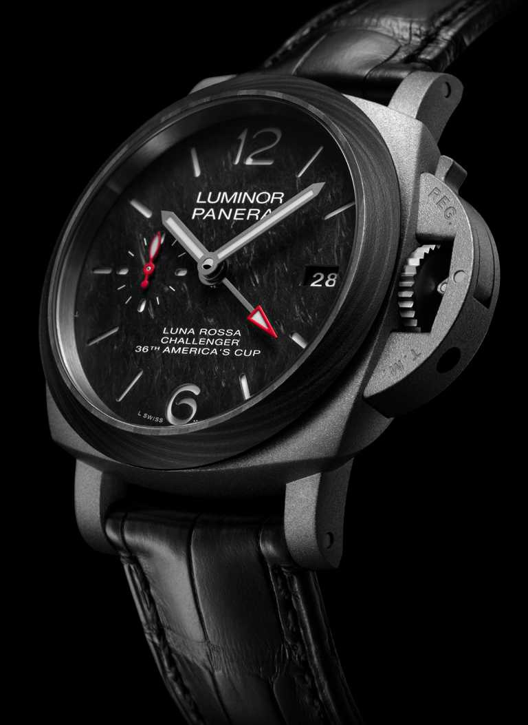 PANERAI「Luminor Luna Rossa」兩地時間鈦金屬腕錶（#PAM01096），噴砂鈦金屬錶殼，42mm，P.9010型GMT自動上鏈機芯，黑色鱷魚皮錶帶╱341,000元。（圖╱PANERAI提供）