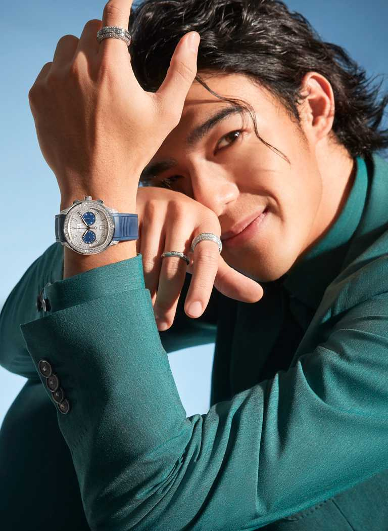 陳昊森身穿寶石綠正裝，佩戴PIAGET「Polo」系列18K白金自動上鍊高級珠寶計時碼錶、搭配PIAGET「Possession」系列18K白金高級珠寶，演繹年輕熱力。（圖╱PIAGET提供）