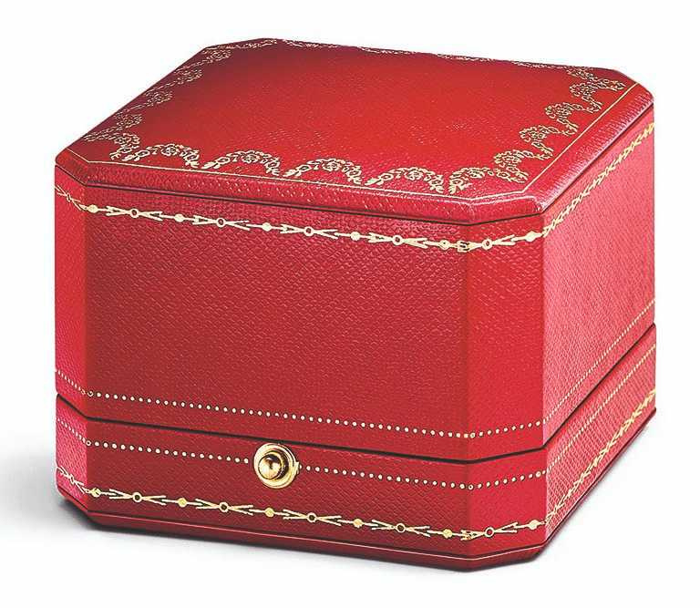 卡地亞經典紅色珠寶盒，採用紅色摩洛哥皮革精製而成，搭配盒上的金色花環飾邊圖騰，成為品牌矚目標誌。（圖╱Cartier提供）