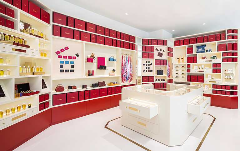 卡地亞「The Cartier Box」期間限定概念店，運用經典紅盒打造趣味牆面，佈滿各式全新香水、皮件及生活擺件。（圖╱Cartier提供）