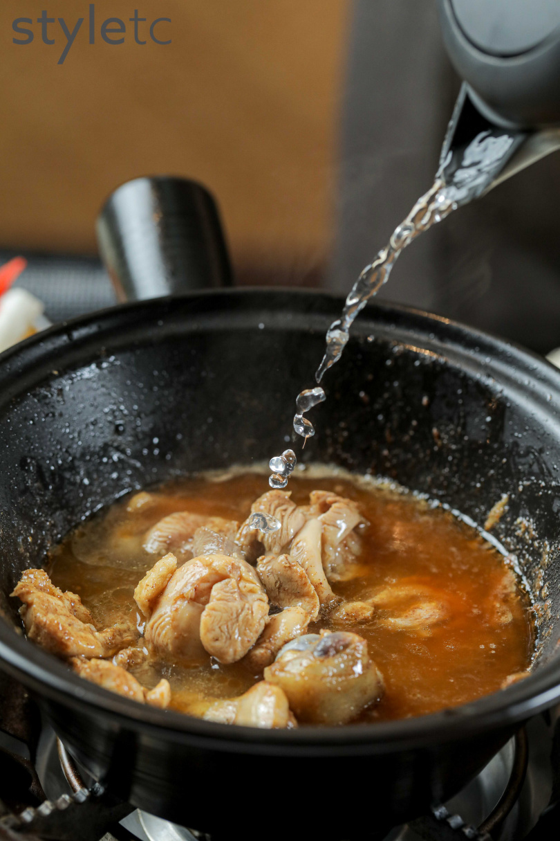 「西港麻油雞鍋」是客人必點料理，可以體驗動手拌炒麻油雞再倒入高湯的「乾湯兩吃」吃法。（320元，圖／林士傑攝）