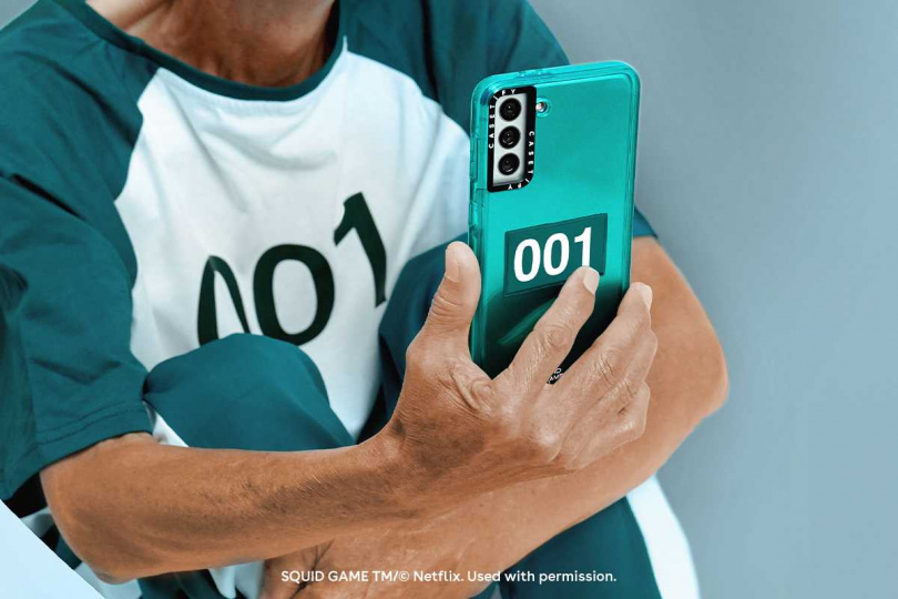 消費者可以為自己的手機換上與《魷魚遊戲》玩家穿著一樣的綠色運動服造型手機殼，並且從 001 到 456 號碼中選擇自己喜愛的玩家號碼。（圖／CASETiFY提供）