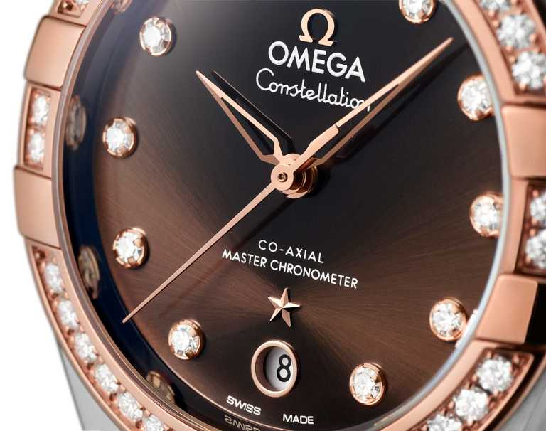 OMEGA「Constellation星座」系列同軸擒縱36毫米大師天文台腕錶，錶圈圓環鑲嵌38顆鑽石，總重約0.92克拉。（圖╱OMEGA提供）