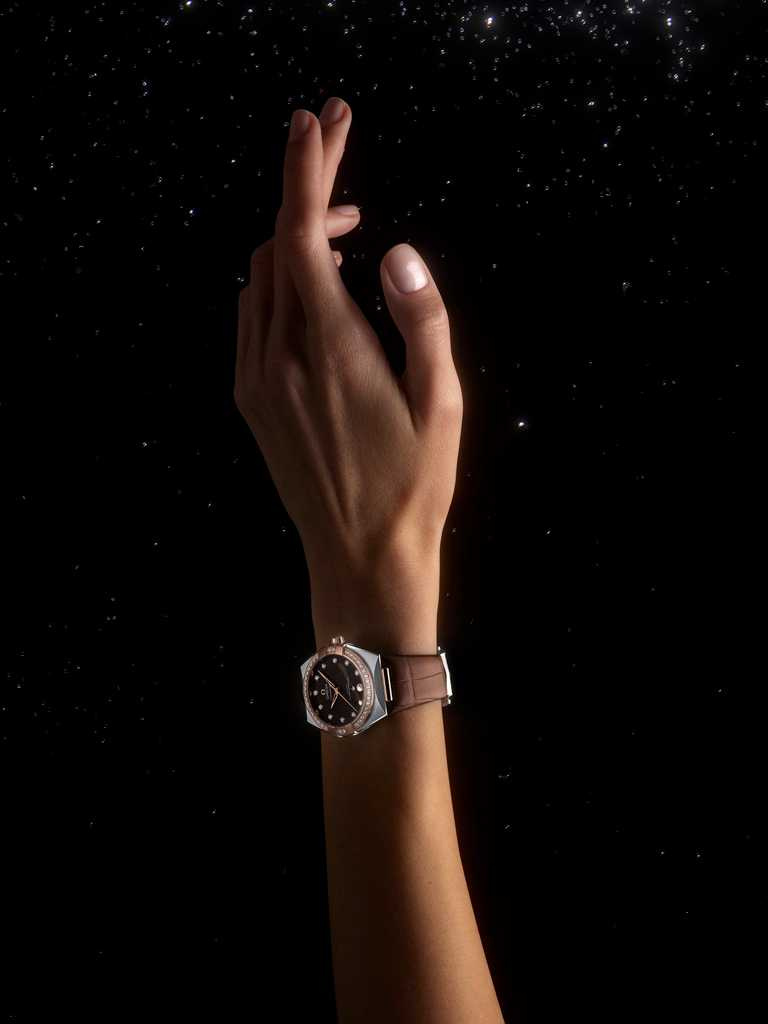 OMEGA「Constellation星座」系列同軸擒縱36毫米大師天文台腕錶，18K Sedna金錶殼，棕色錶盤╱446,000元。（圖╱OMEGA提供）