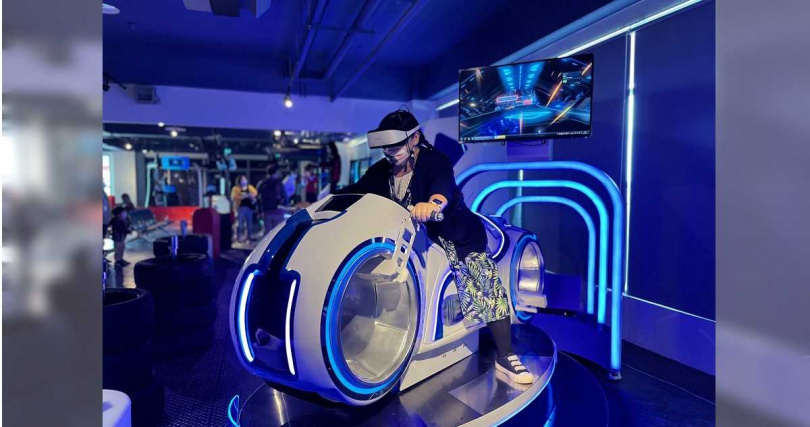 VR館內可以體驗VR摩托車「光速戰記」，擬真度高達90%。
