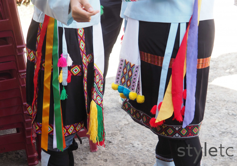 女子的傳統服飾旁常會綴上緞帶，讓跳舞時更添動感與飄逸。（圖／魏妤靜攝）
