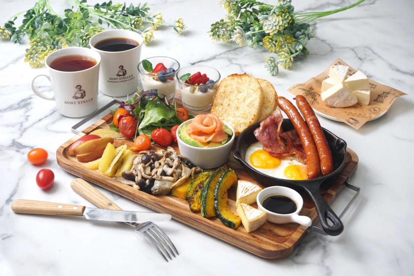 「詩特莉經典大早餐」包含以玫瑰花瓣狀呈現的煙燻挪威鮭魚酪梨盅、鮮果豆乳優格杯、綜合炒菇等（990元）。