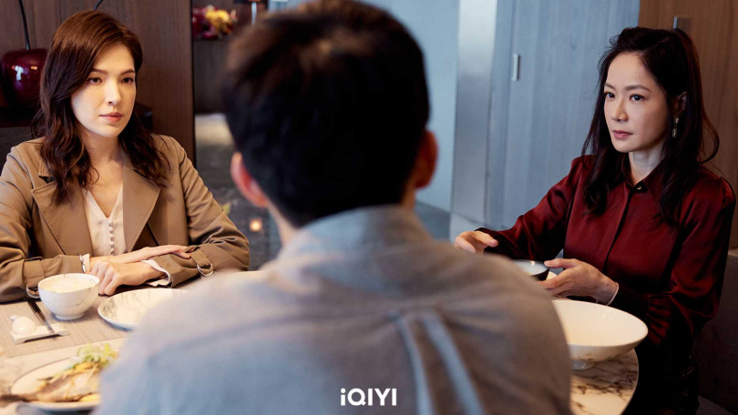 陳昊森（中）與許瑋甯、尹馨共進晚餐，笑喊「提前體驗婆媳問題」。（圖／愛奇藝國際站提供）