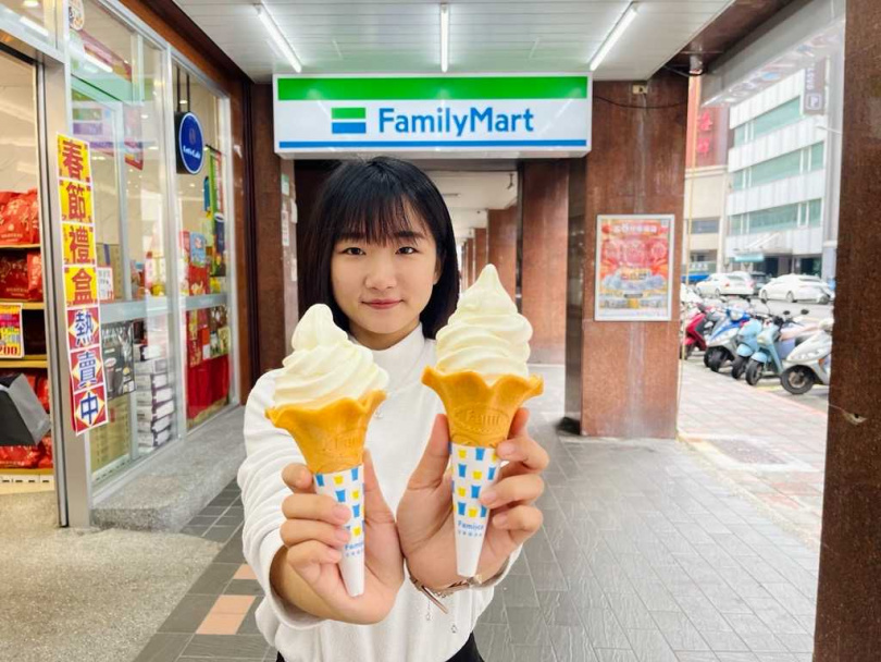 凡使用全盈+PAY支付，可享Fami!ce全家霜淇淋買一送一超值優惠。