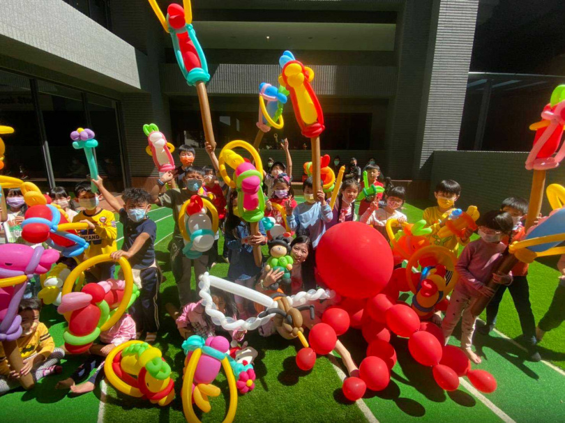 大里藝術廣場為迎接兔年到來，舉辦「異想 TOO(兔) HAPPY」系列春節活動。圖為「歡樂氣球秀」。（圖/DaliArt藝術廣場)