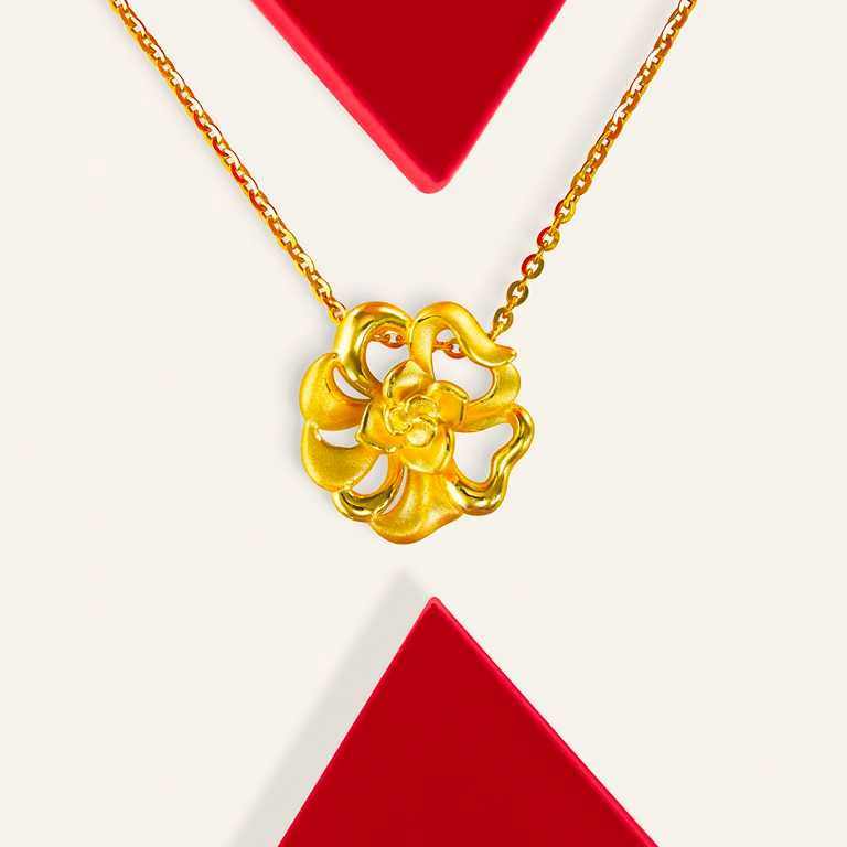 珠寶品牌「周大福」在這個特別的節日，推出以月季花及長春花為設計概念的母親節專屬首飾。