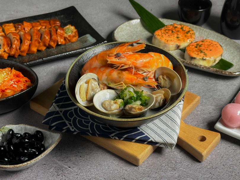 「豚骨海鮮湯」集結豚骨與海鮮營養精華，風味清爽（圖／沿岸一氣提供）