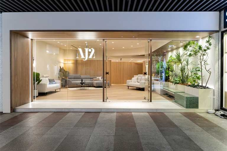 AJ2 敦北城市店宛如沐浴於陽光中的城市綠洲，明亮開放的大空間充滿溫暖的木質調。