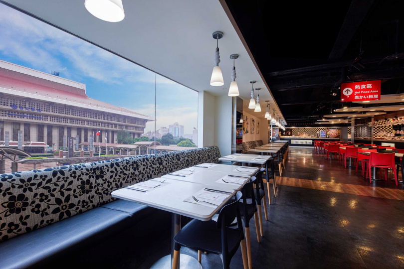 Checkers自助餐廳擁有大面玻璃，天然的採光面朝台北車站。