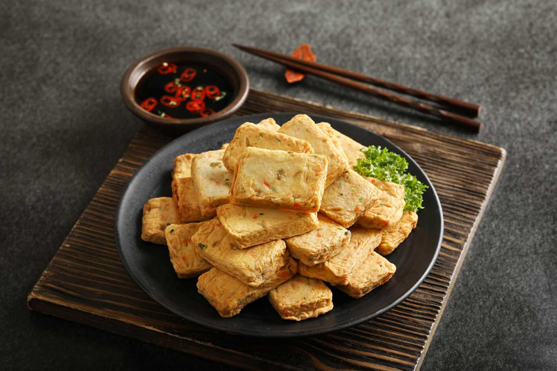 「韓國魚豆腐」則是使用韓國東海海域新鮮現捕漁獲急速冷凍製作，口感比一般市售的魚豆腐更為Q彈且扎實。