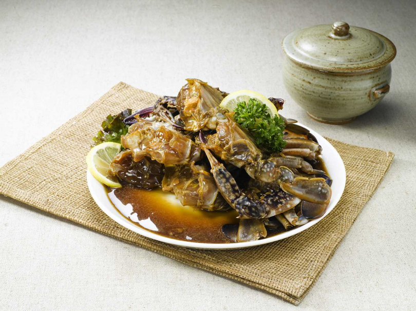 「韓國醬油螃蟹」夠味的醬蟹、蟹黃蟹膏能令人不知不覺就吃完好幾碗飯，是旅韓必吃小菜。