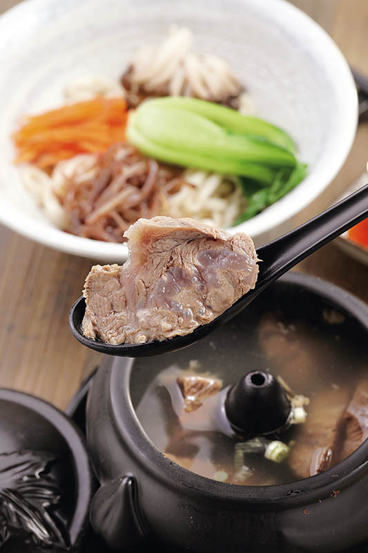 「台北冠軍汽鍋牛肉麵」是以汽鍋蒸出牛肉原始鮮味，湯頭清澈見底。（380元）（圖／于魯光攝）