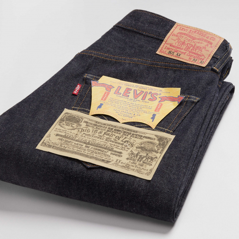 Levi’s® 1955 Hand-Drawn 501®手繪丹寧褲的每一處細節—從雙馬皮牌、排釦、延伸至產品包裝、以及不可或缺的經典小紅旗標，皆匠心獨具經由手繪呈現。