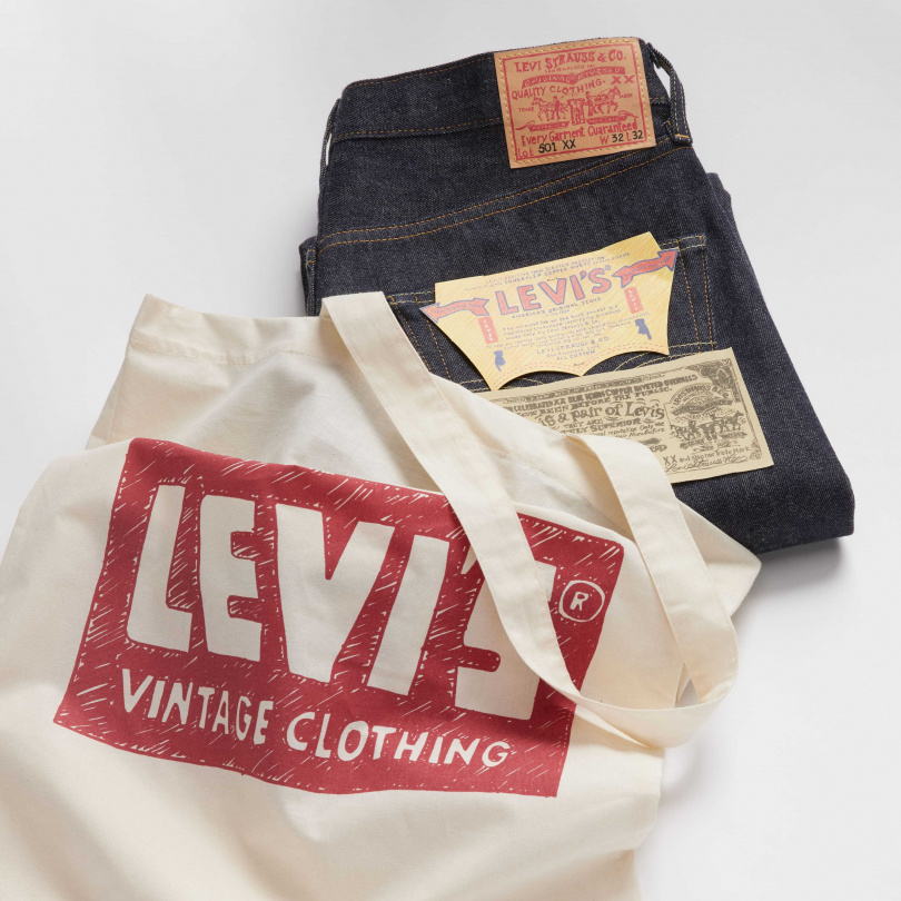 其托特袋包裝上亦飾有手繪手法表現而成的翻玩Levi’s® Vintage Clothing品牌Logo，完美捕捉原創501®丹寧褲忠實粉絲所珍視的別緻細節。