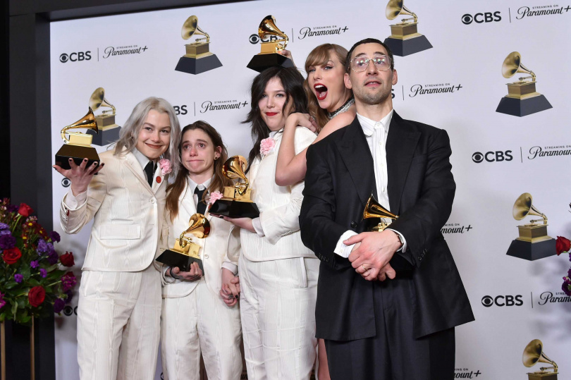 泰勒絲在本屆葛萊美拿下最大獎「年度專輯」，打破歷史紀錄，獨立樂當紅女聲Phoebe Bridgers則以所屬團體與自己的名義共拿下4座獎項。（圖／達志／美聯社）