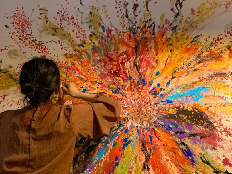 日本藝術家西村麻里擅長以獨特色彩展現生命力。（圖／Xpark提供）