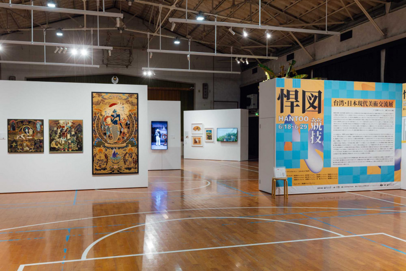 悍圖社藝術家楊茂林(左前)與吳天章（中）同時於福岡亞洲美術館25週年大展展出，陳擎耀(右後)則展出近期最新錄像與膠彩作品。（圖／悍圖社提供）