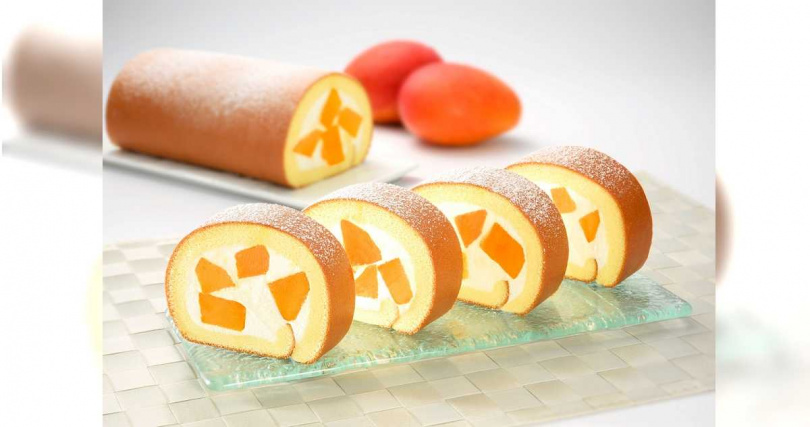 「新鮮芒果生乳捲」指定使用屏東枋山盧家芒果,在招牌北海道奶霜中捲進金黃寶石的盛夏滋味。(565元,圖/亞尼克提供)