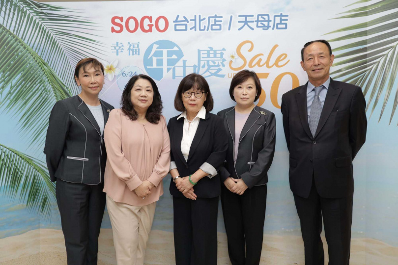 遠東SOGO營運總經理吳素吟(圖中),率領台北店、天母店經營團隊,共同在年中慶期間推出眾多優惠(圖/SOGO提供)