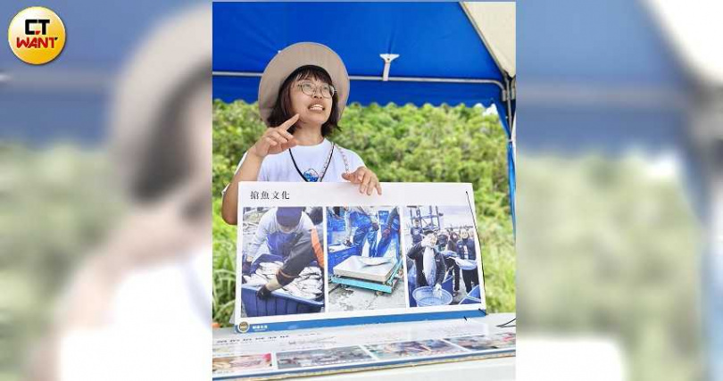 朝陽社區發展協會專案經理陳紀宇向遊客解說朝陽漁港的「搶魚」文化。（圖／魏妤靜攝）