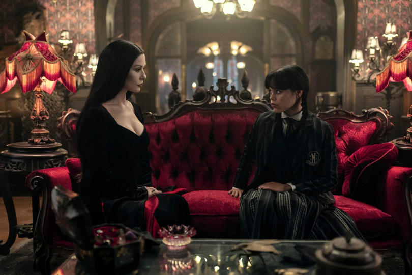 《星期三》凱薩琳麗塔瓊斯（左）大讚珍娜奧蒂嘉才華洋溢。（圖／Netflix提供）