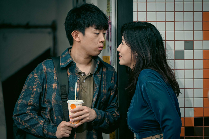 楊偲泳和岑珈其打劫打出曖昧情，演出了一場吻戲，但最後卻被吻戲。（圖／華映娛樂提供）