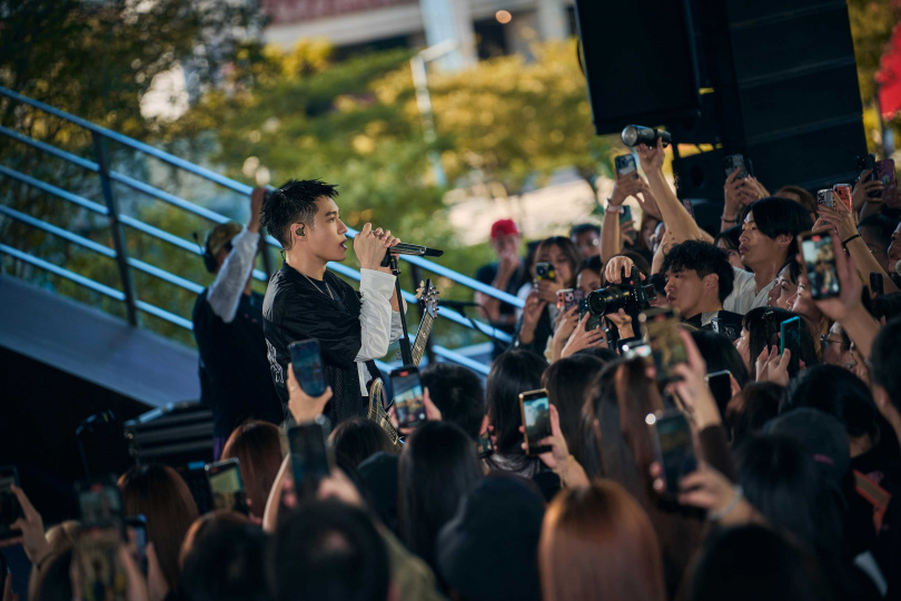 周湯豪舉辦《LOVE RAGE HOPE》BLOCK PARTY，與近千名觀眾近距離互動。（圖／環球音樂提供）