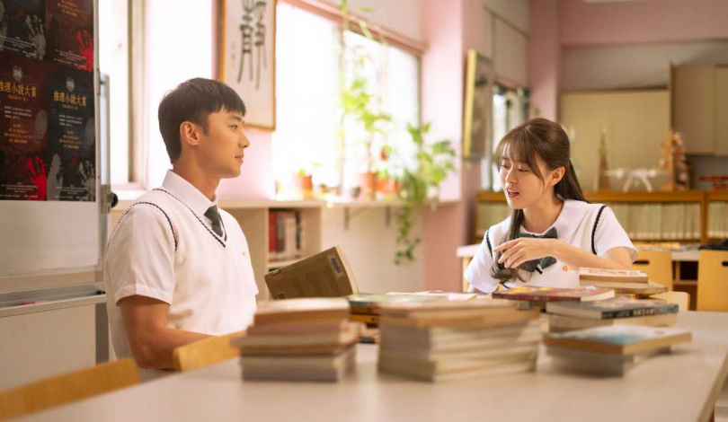 施柏宇(左)與邱偲琹《立入禁止》中扮演高中生。(圖/飛行圓影業)