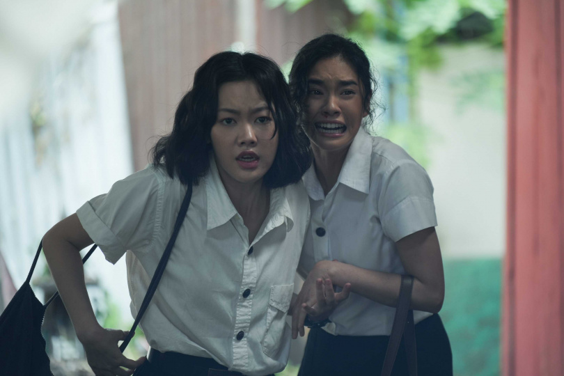 泰人氣女團PiXXiE成員Pimma(圖左)驚喜加盟《邪降：覺醒》，交出令人驚豔的突破性演出。（圖／威視電影）