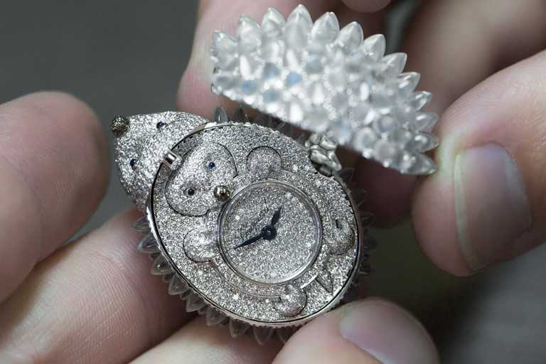 Chopard「Animal World動物世界系列」刺蝟神秘腕錶的內部完全鑲鑽，盡顯藝術作品的瑰麗華美。（圖╱Chopard提供）