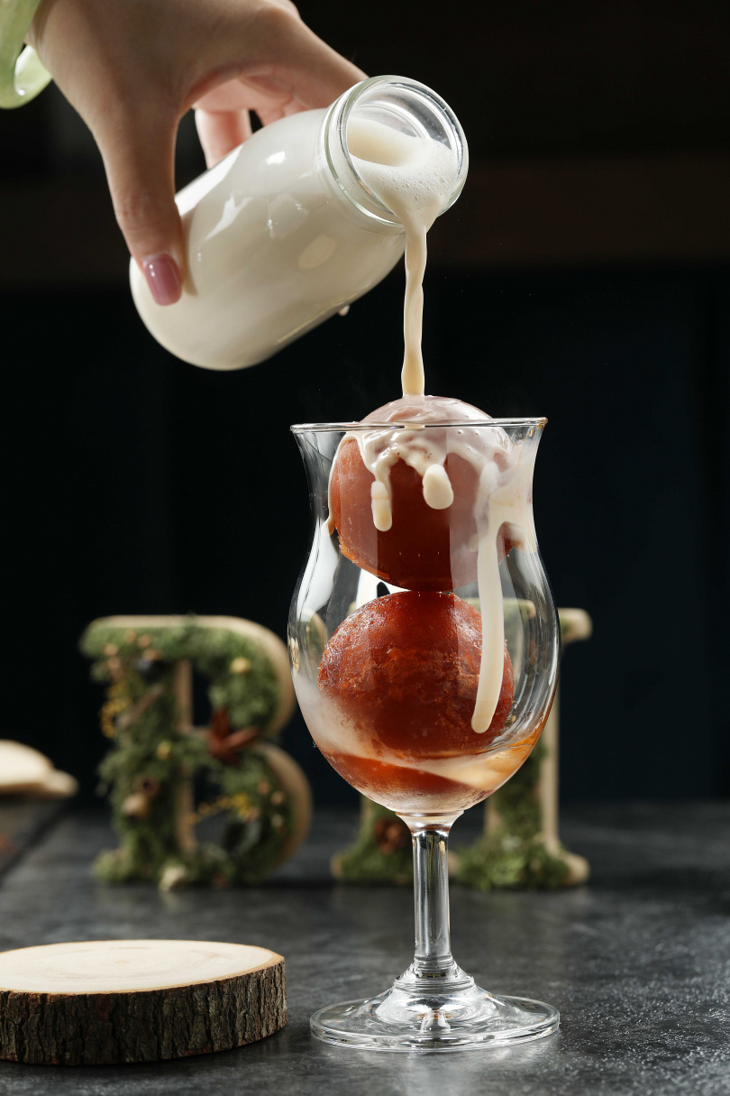 燕麥奶到入手煮紅茶球的「泰式奶茶」，茶香逐漸融入奶中更顯香醇。（180元）