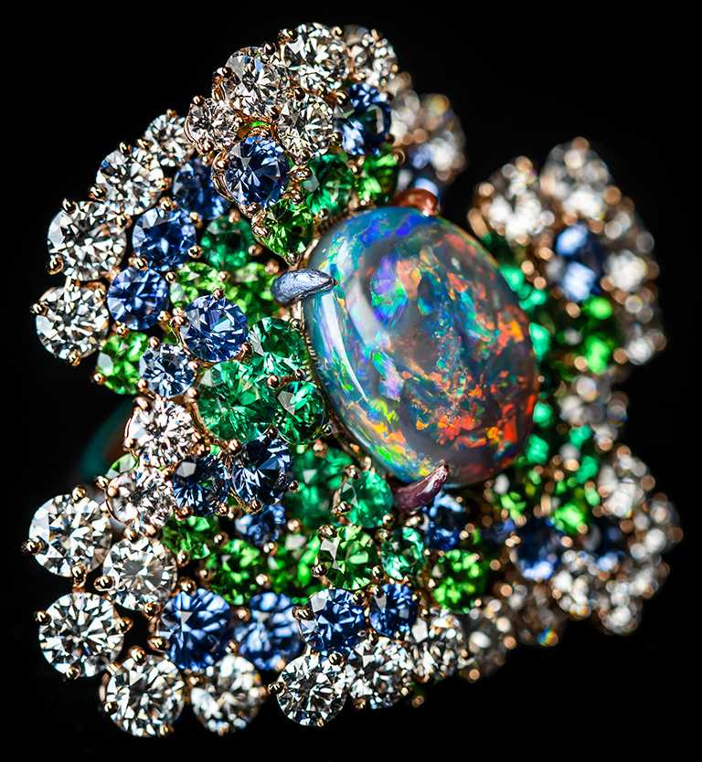 DIOR「Dior Rose」高級珠寶系列，蛋白石鑽石戒指，玫瑰金、鑽石、沙弗萊石、藍寶石、祖母綠、黑色蛋白石，紫色、紅色、綠色與藍色彩漆；主石：4.86克拉橢圓形切割澳大利亞黑色蛋白石╱價格未定。（圖╱DIOR提供）
