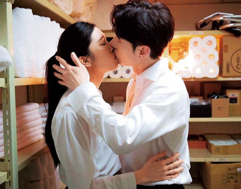 在新歌〈我們都傷〉MV中，陳勢安與劉奕兒上演激情吻戲。