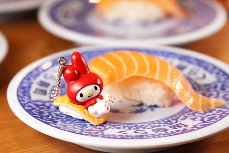 躺在鮭魚壽司上的美樂蒂超萌的啊。