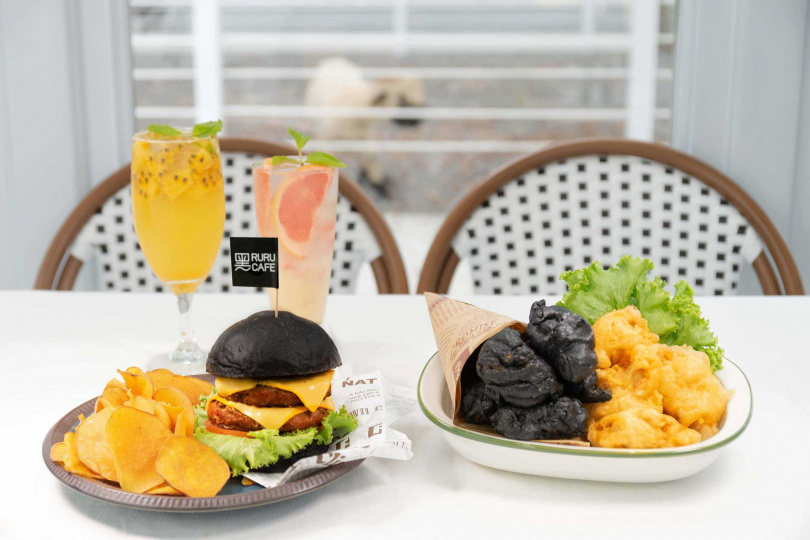「黑RURU CAFE」餐點上融入黑色巧思元素，首推「經典雙層起司牛肉漢堡」（左） 及兼具視覺與味覺享受的「經典炸雞雙拼」（右）。