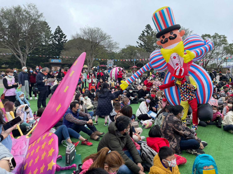 3.5米高充氣小丑近距離互動、繽紛氣球、雜耍拋環、光立方體戲耍和馬戲大鐵環，還沒體驗過的民眾快到六福村享受這精彩無比的馬戲嘉年華。