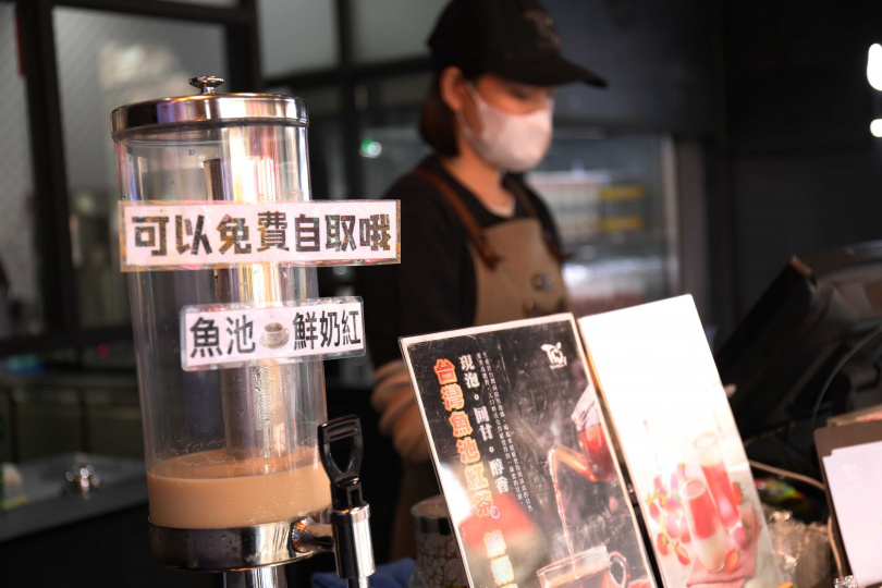 店裡使用南投魚池台茶18號紅玉紅茶製作純茶跟鮮奶茶現場也有提供免費試喝（圖/茶水格格提供）