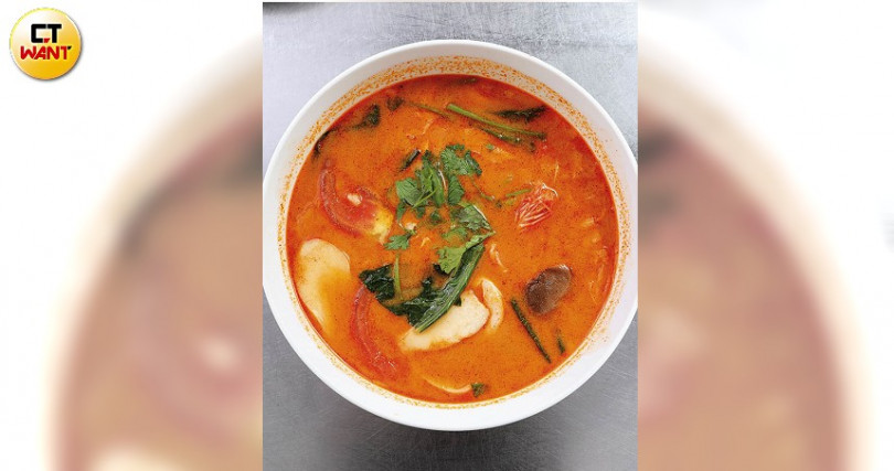「酸辣海鮮湯」以鮮蝦為主料，用多種泰式香料引出蝦湯濃郁鮮味（180元）。（圖／于魯光攝）