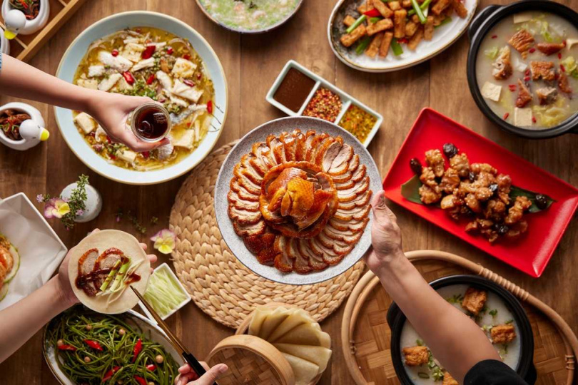 1月底前，平日在「享鴨 烤鴨與中華料理」單筆消費滿千，並秀出活動指定畫面，就可獲得「290元加菜金」。