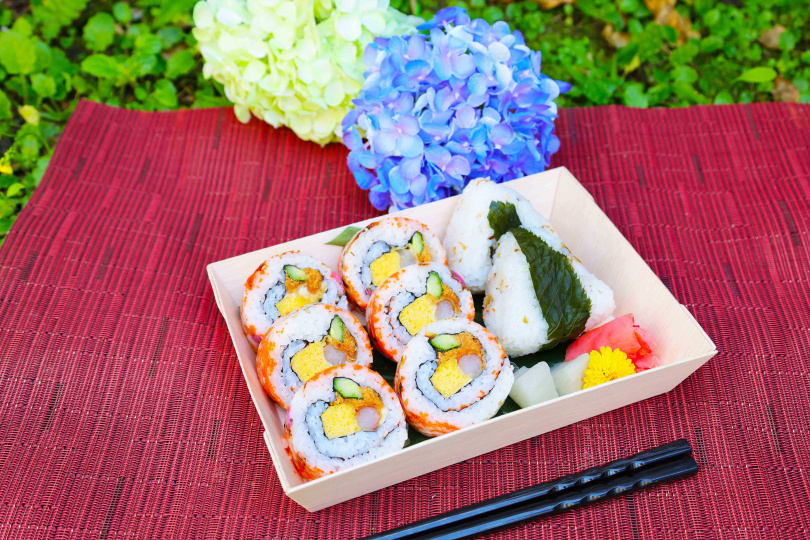 順園日式料理推出「春櫻壽司盛合」，無論視覺與味覺都能感受到酸甜滿溢的幸福感。