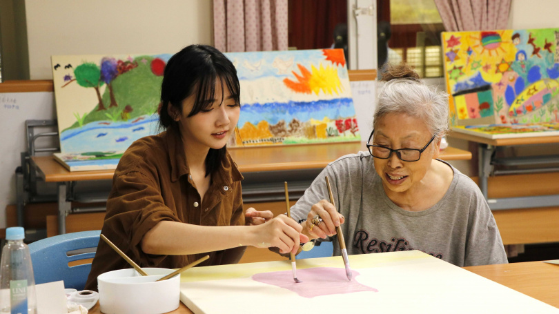 蔡衣宸（左）與劉王壁英奶奶共同創作，感覺自己也被療癒了。（圖／天主教失智老人基金會）